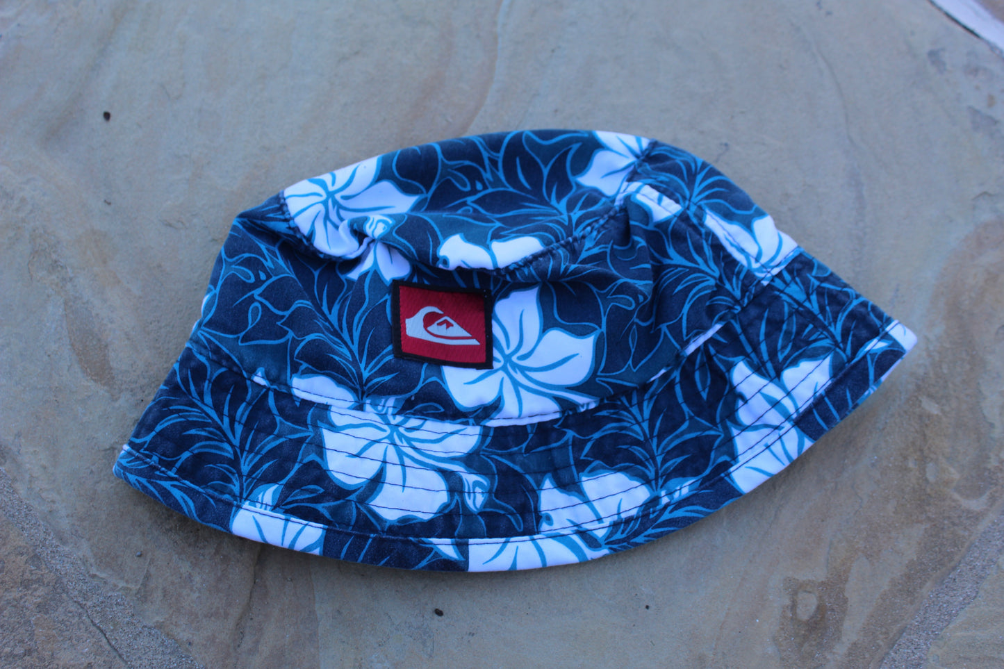00s Rare Vintage Kids Quiksilver Bucket Hat