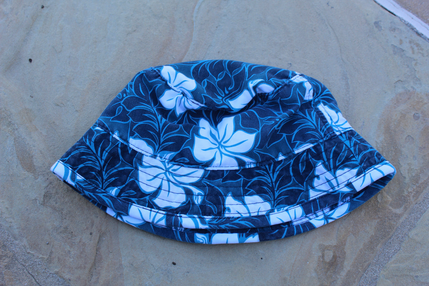 00s Rare Vintage Kids Quiksilver Bucket Hat