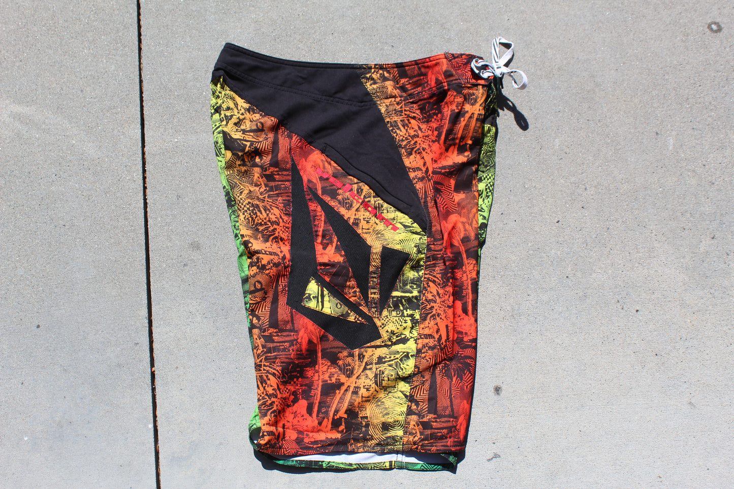 Y2K Rare Volcom Bruce Iron Signature Boardshorts