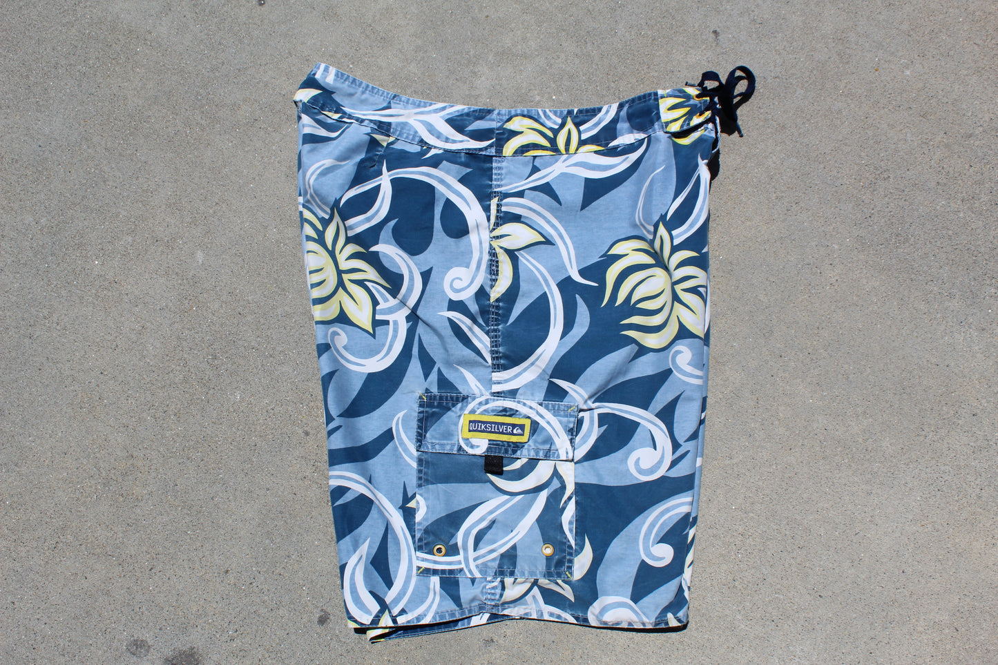 90s Quiksilver Floral Baggy Boardshorts (W35") - Revival Surfwear