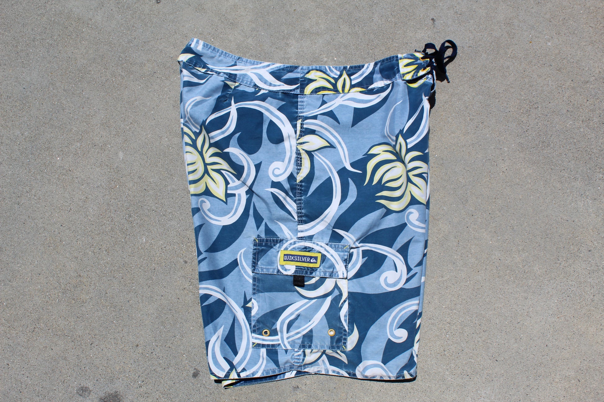 90s Quiksilver Floral Baggy Boardshorts (W35") - Revival Surfwear