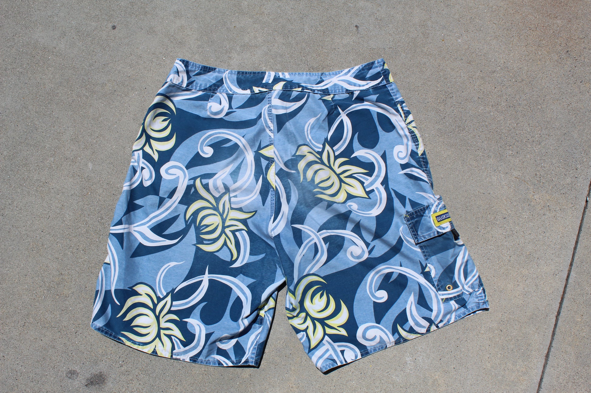 90s Quiksilver Floral Baggy Boardshorts (W35") - Revival Surfwear
