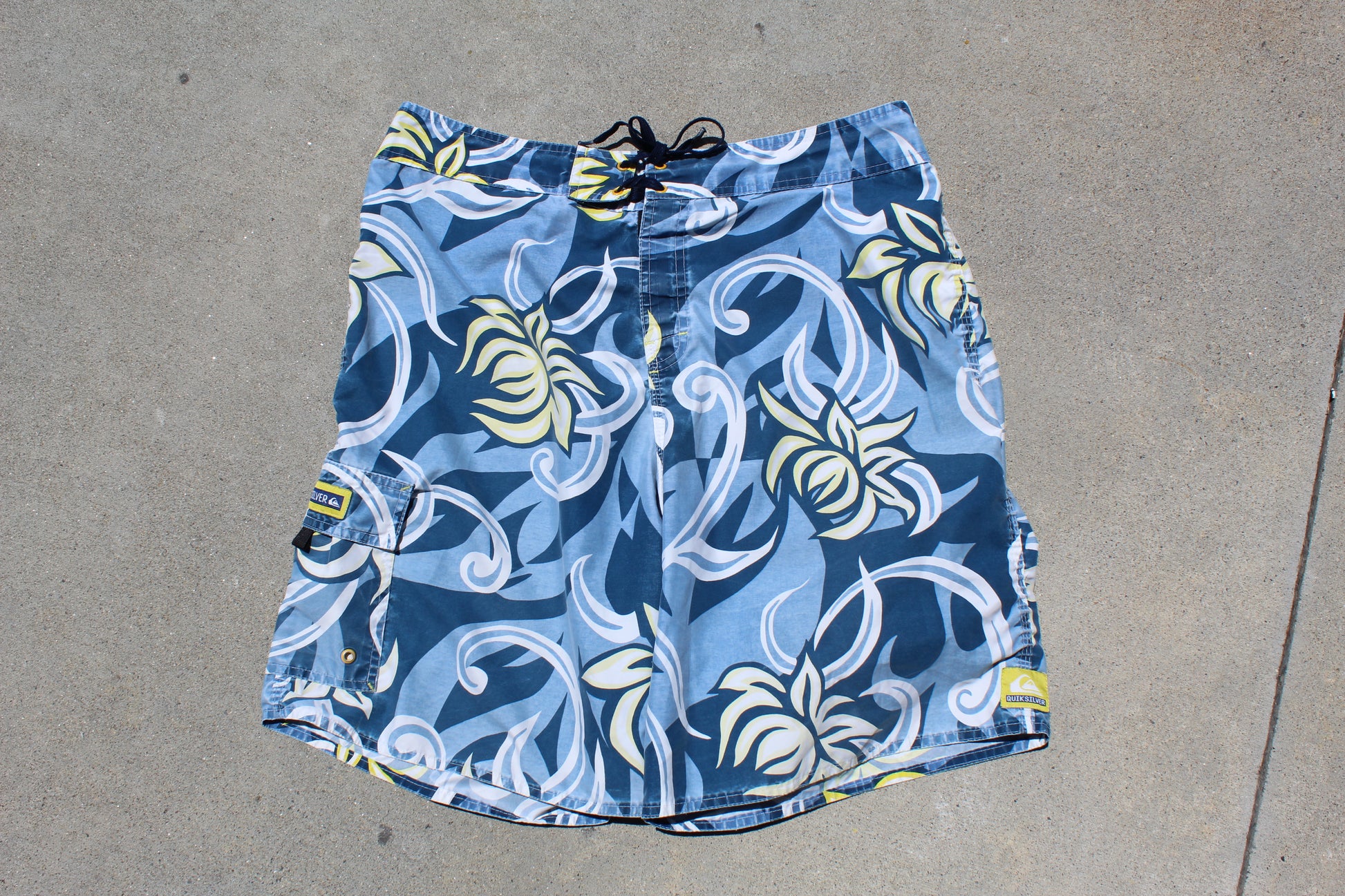 90s Quiksilver Floral Baggy Boardshorts (W35") - Revival Surfwear